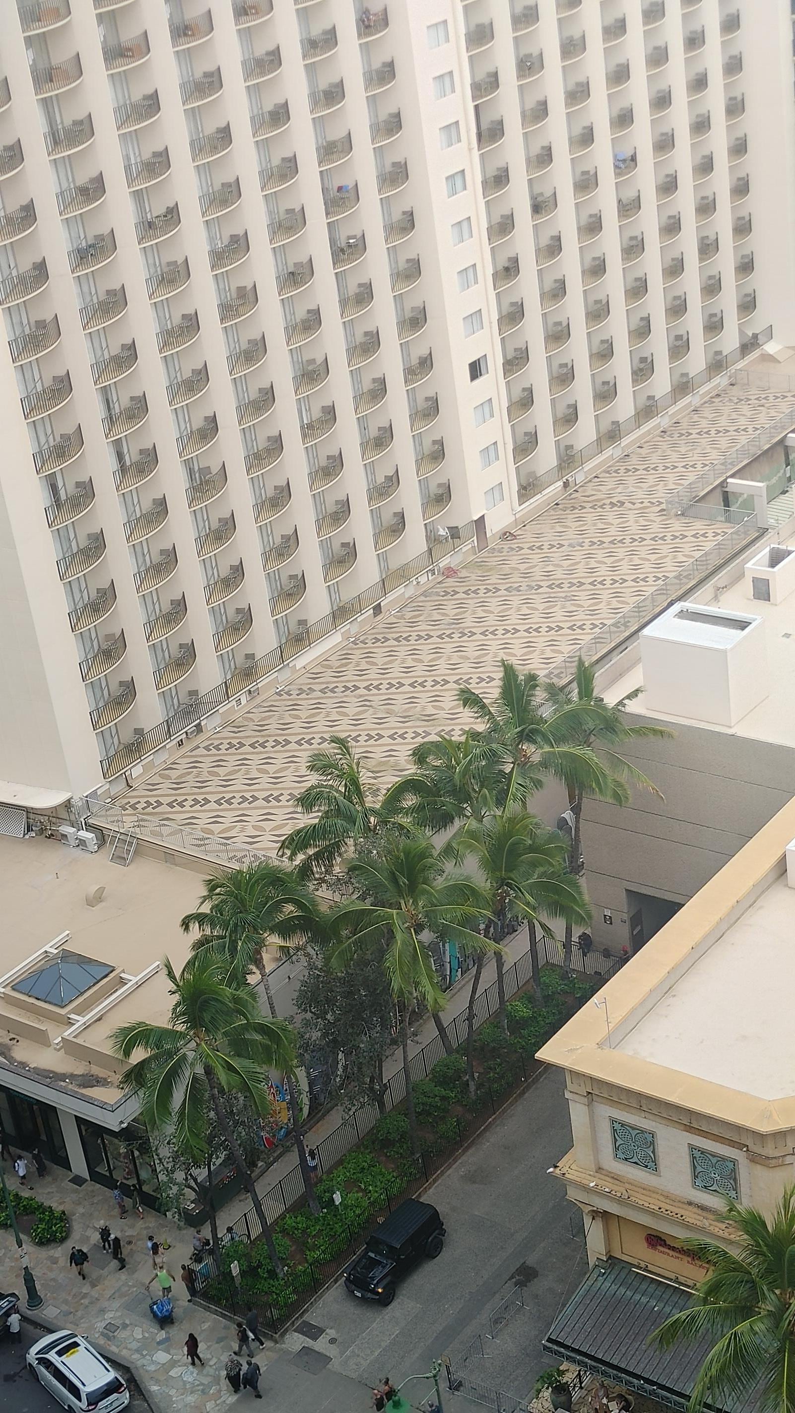 カラカウア通りが下に見えます