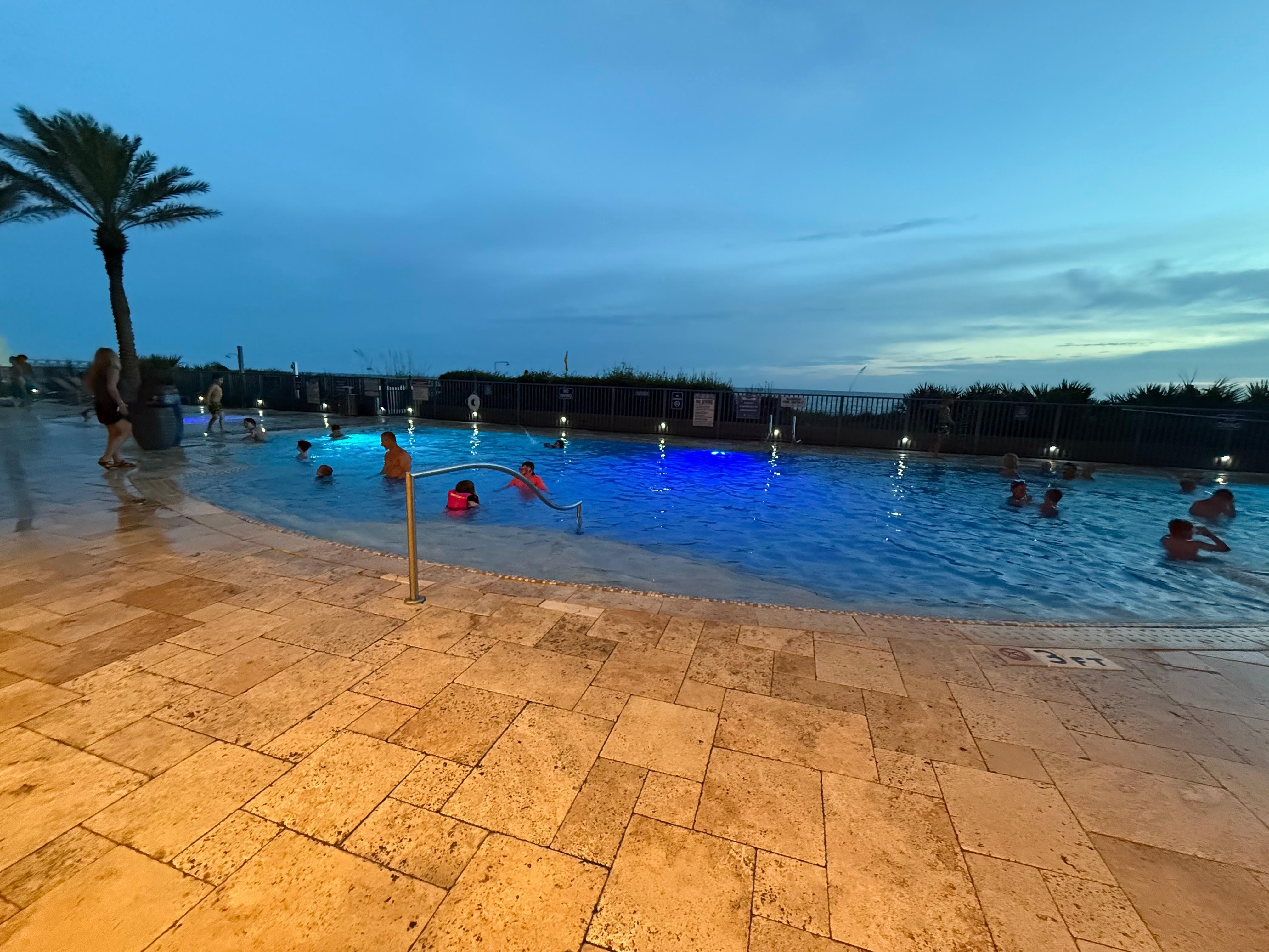 Pool in the evening was so pretty! 
