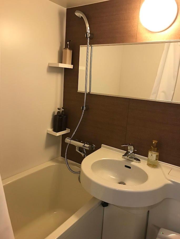 水圧がとにかく強いシャワー。2階に宿泊したので低層階だからかも知れませんが、今まで宿泊した中で最強の水圧で快適です！