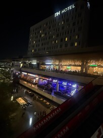 Hotel por fuera esta ubicado en una plaza