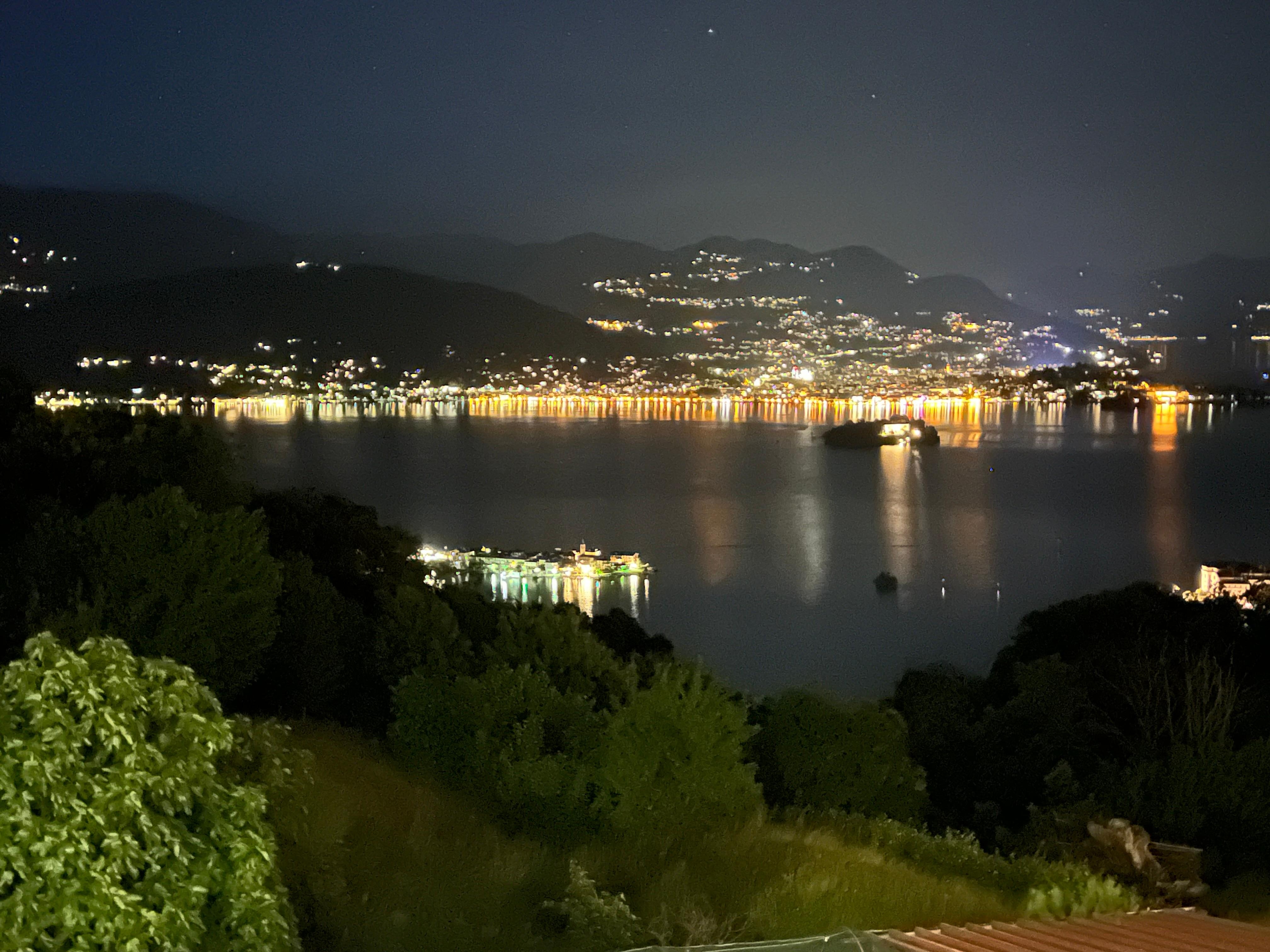 Blick von der Dachterrasse abends