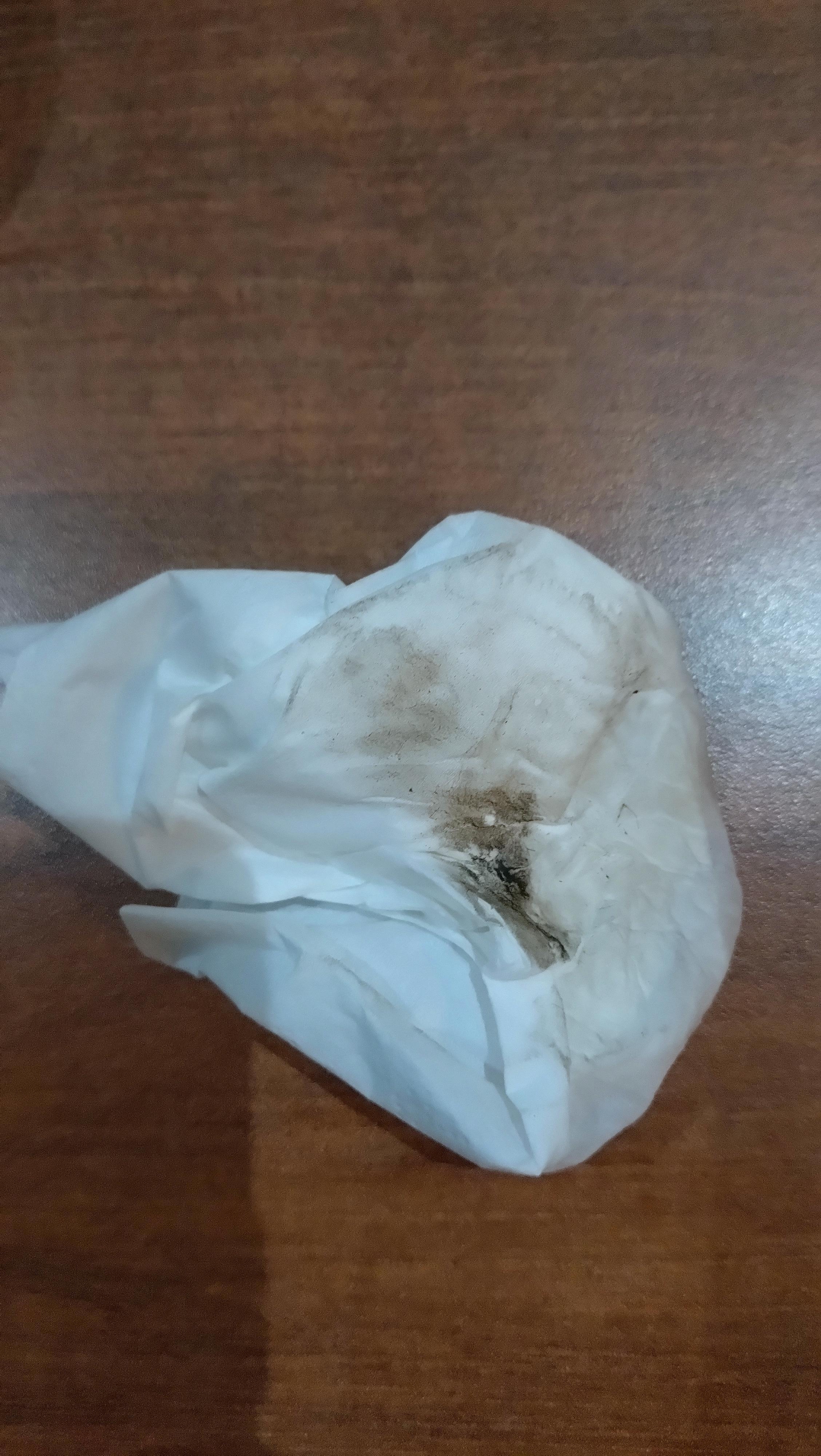 Sol sale ( 2 cm2 nettoyés avec ce mouchoir)