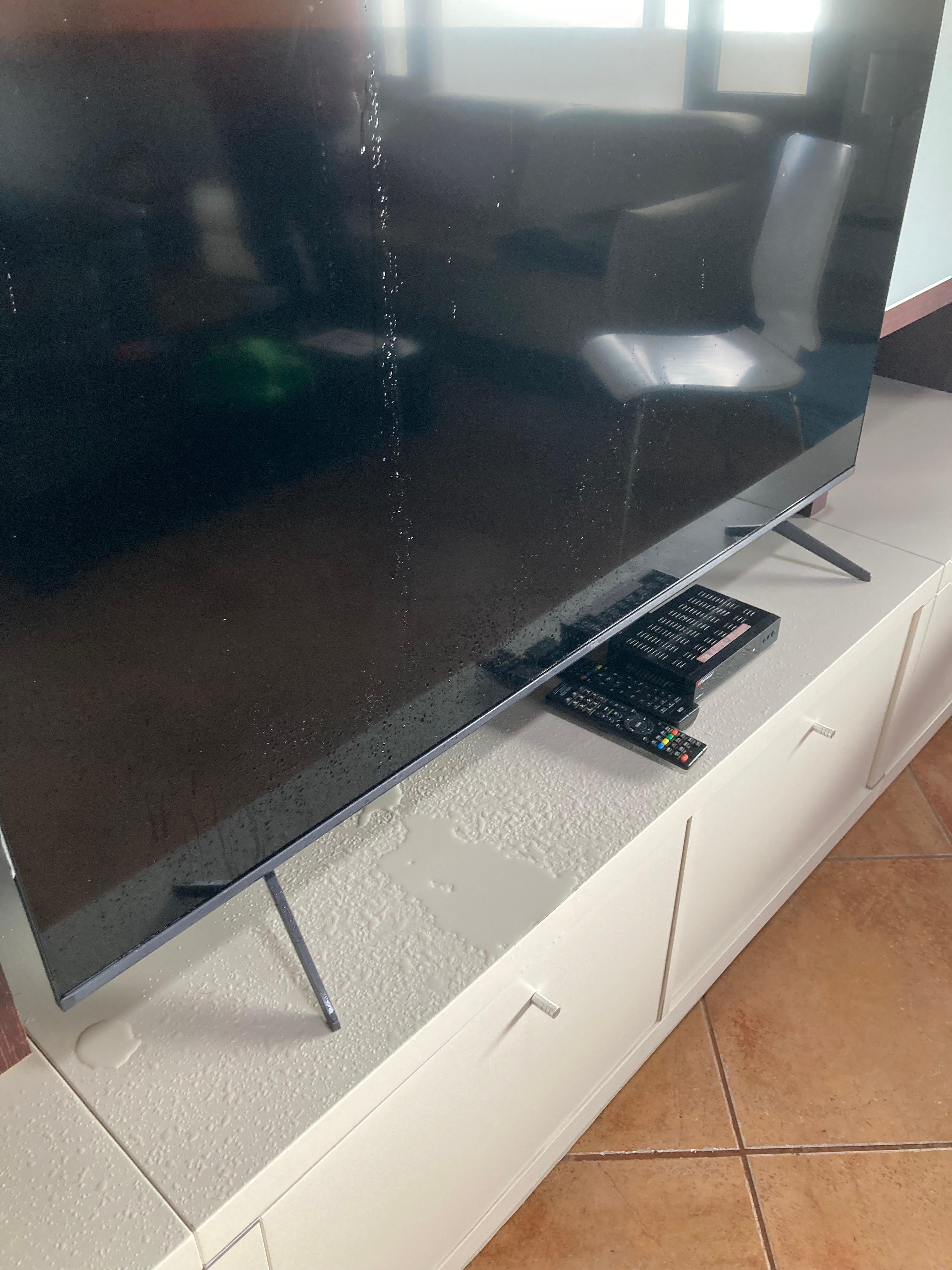 Condensation venant du puit de lumière tombe sur la télé 