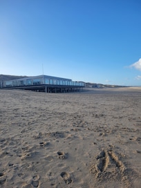Strandpavillion Paal6 direkt am Meer