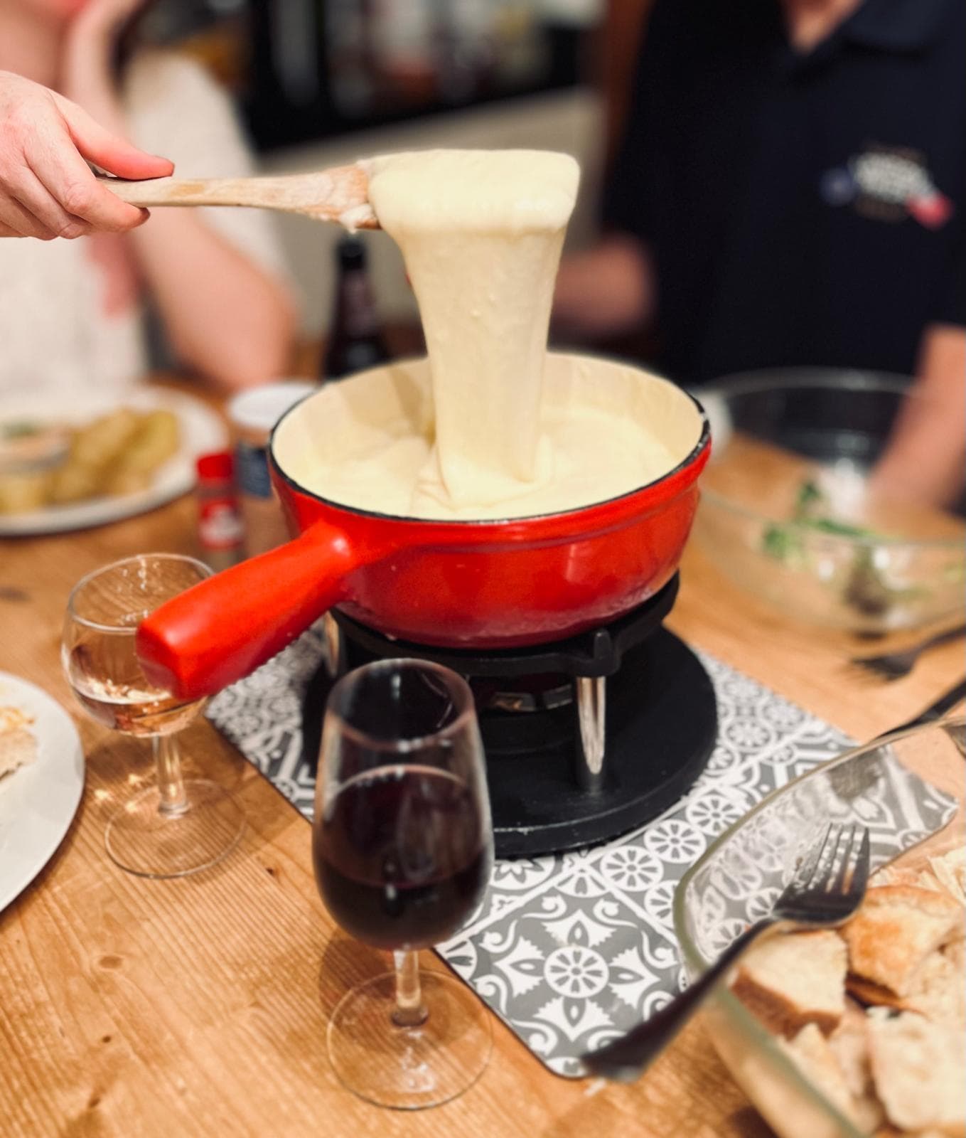 Lots of equipment - raclette, fondue, filter coffee, coffee pod machine, knife set, mixer…