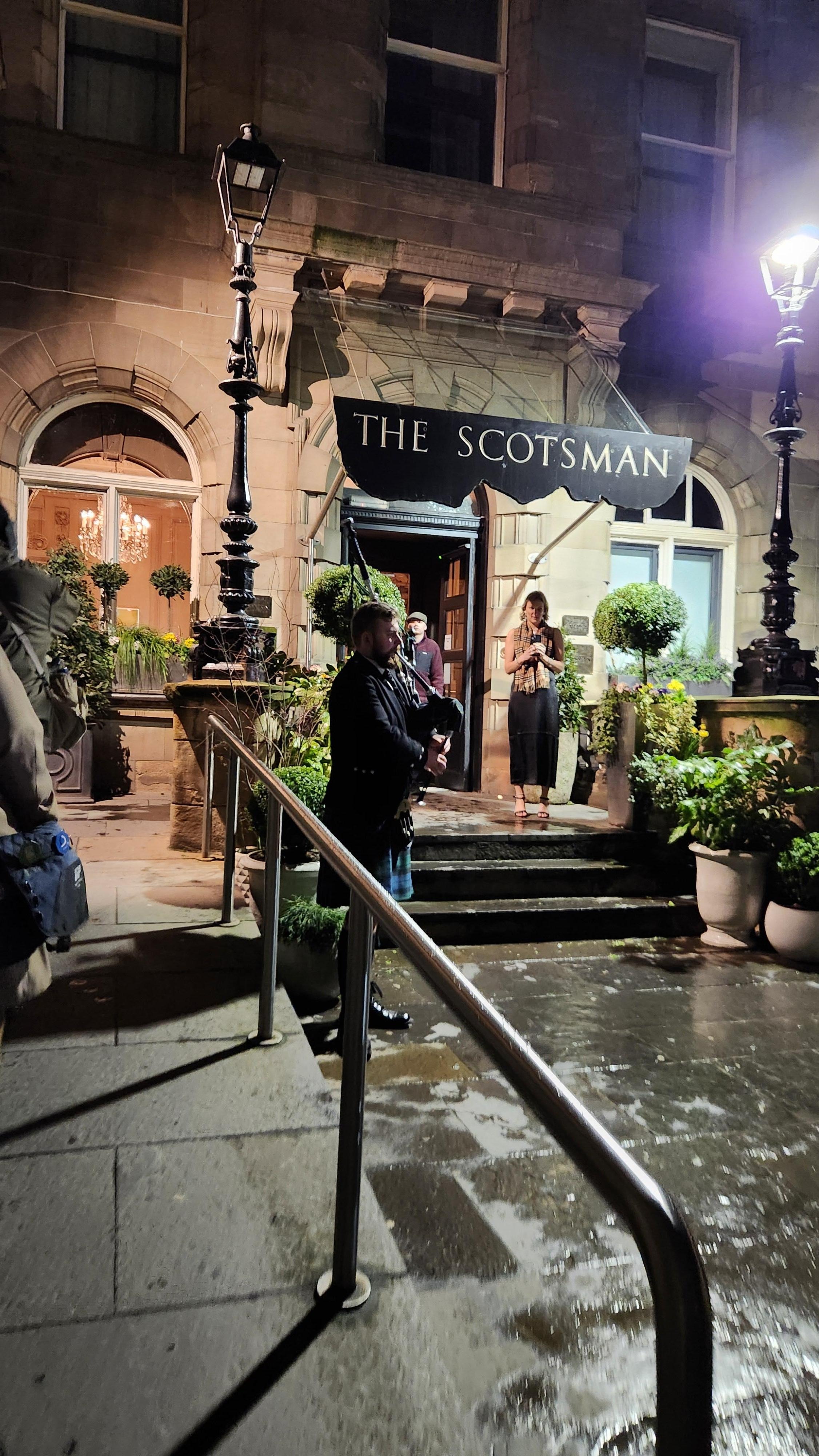  Bag piper at the entrance