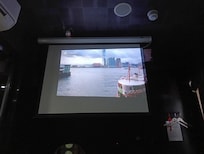 部屋は狭いがスクリーンか下りて来てプロジェクターを通してYouTubeなどが見れました。