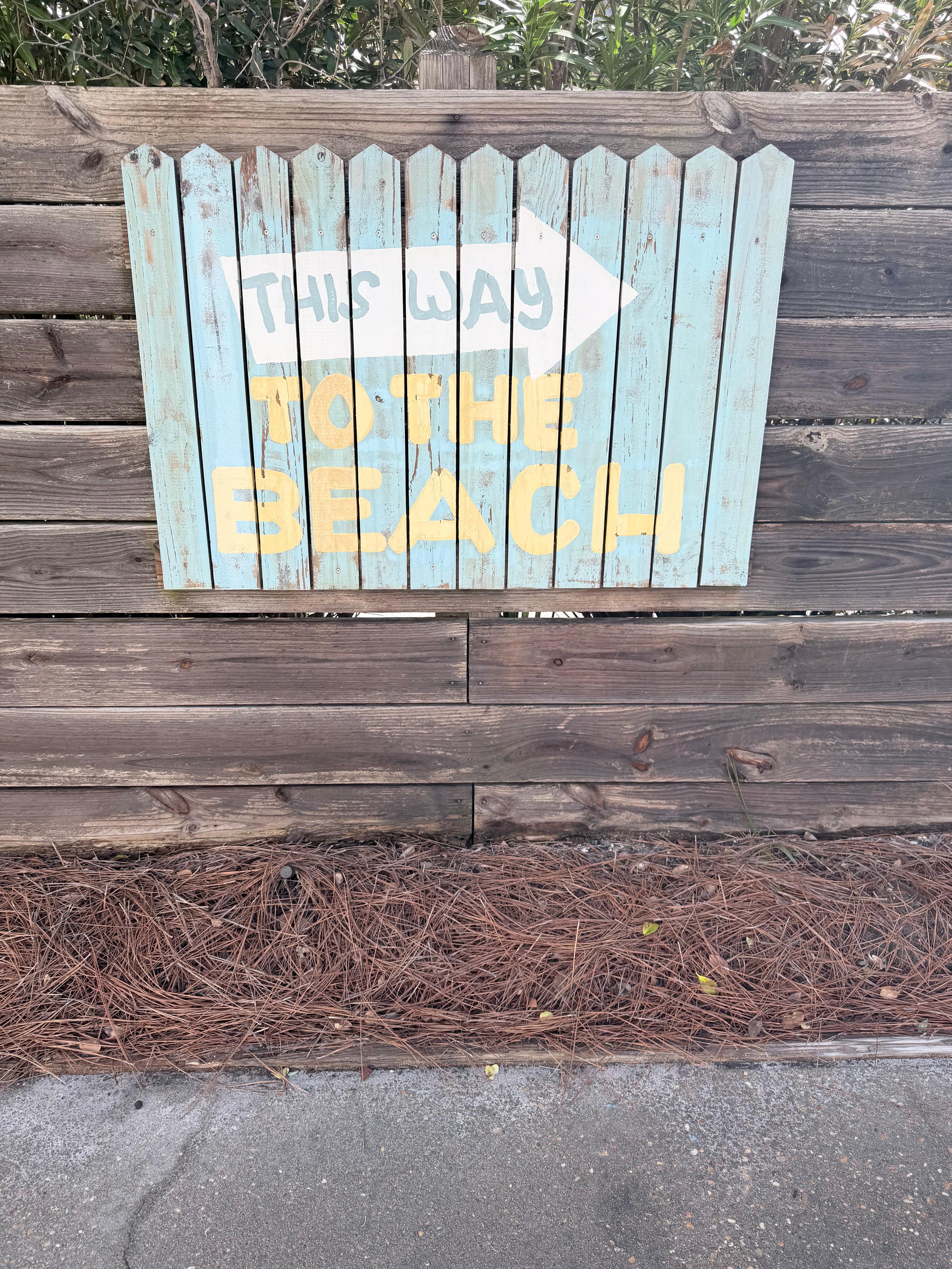 Sign to the beach from walkway
