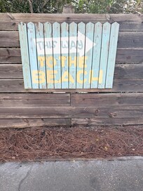 Sign to the beach from walkway