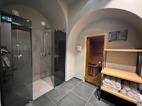 Sauna and rinse ofd area