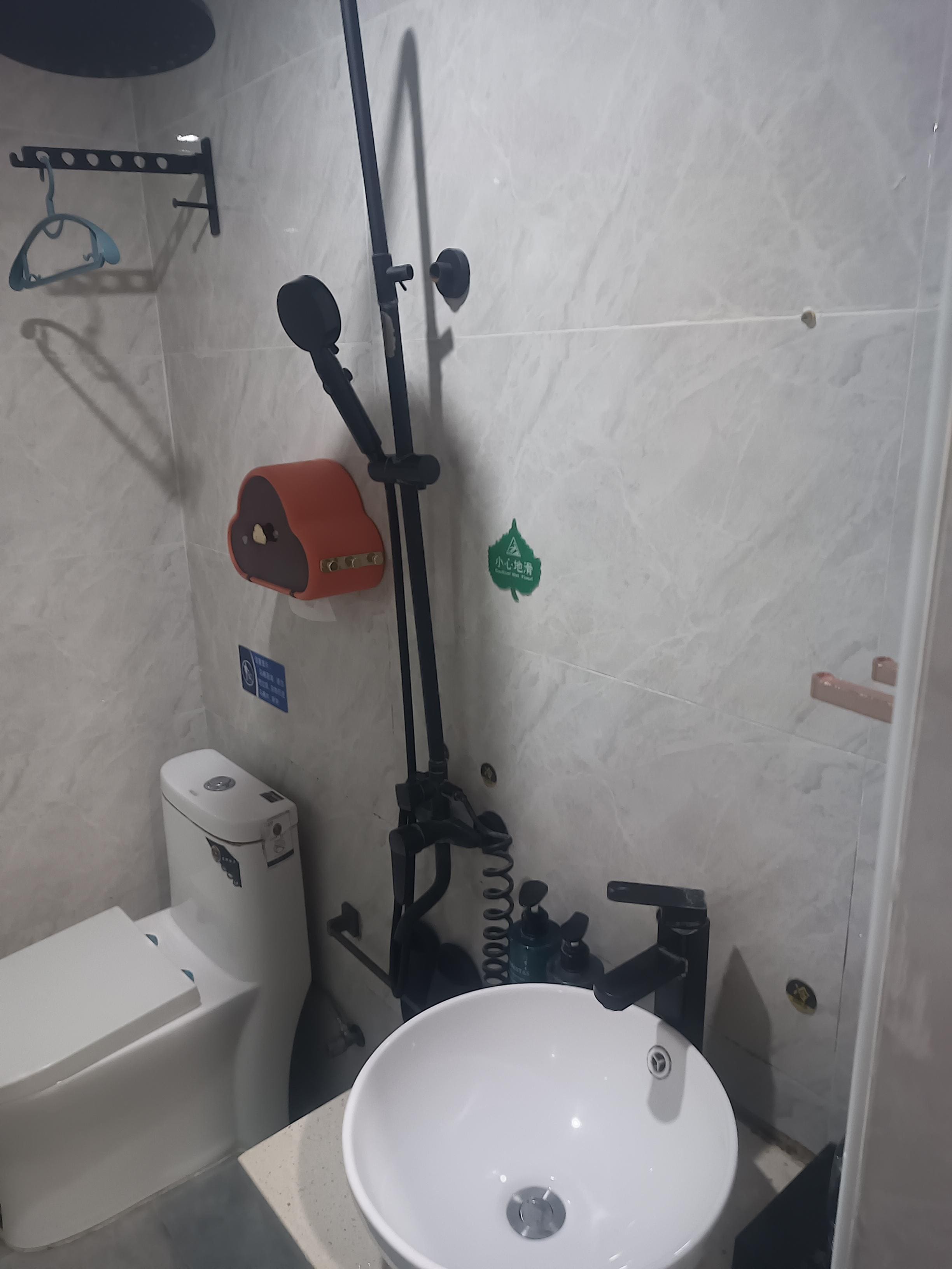 No mirrors, no hairdryers, no TV control, ac broken too .the toilet seat was lose. And shower was cold 