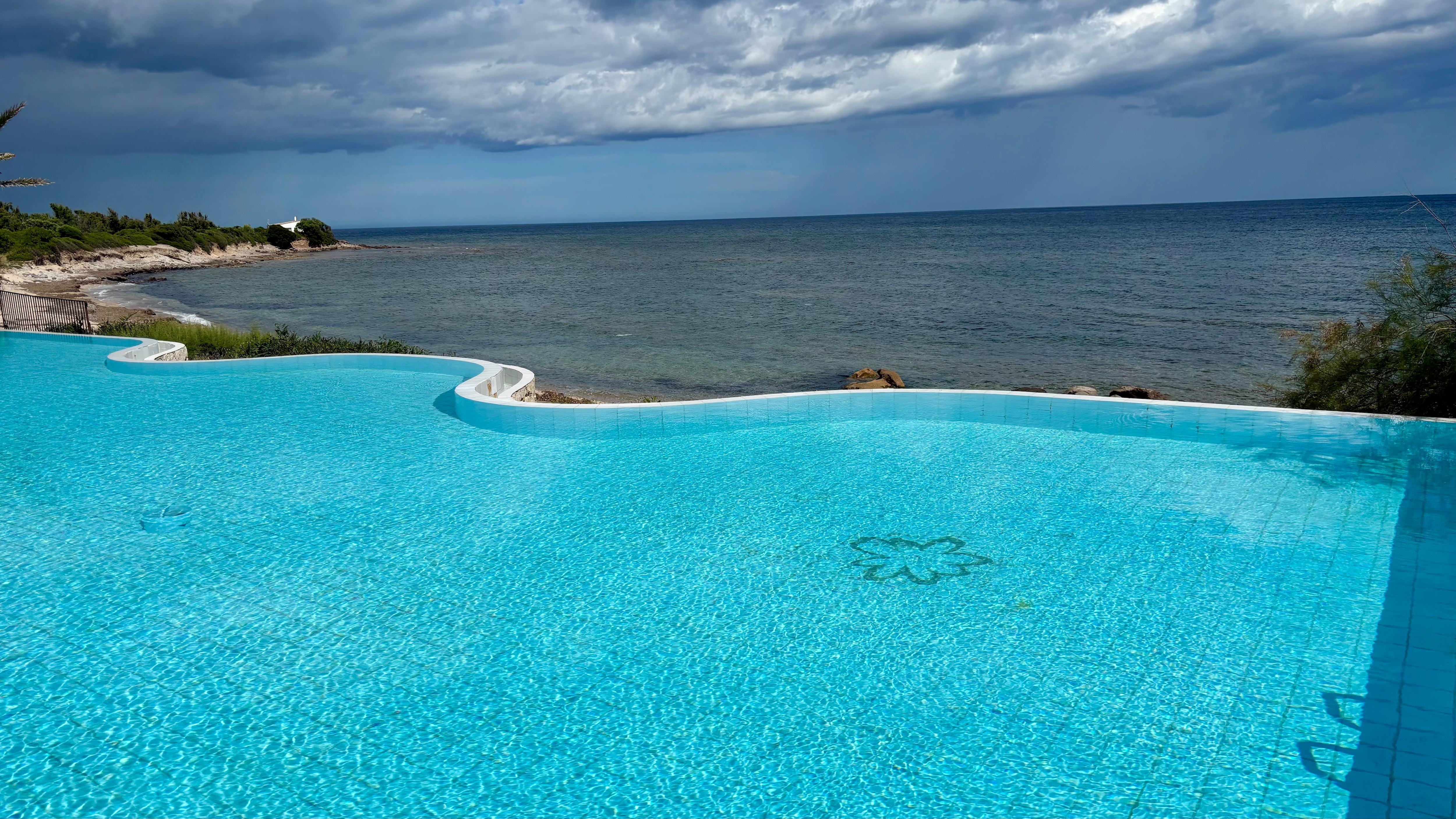 Infinity Pool am Strand