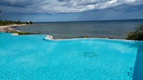 Infinity Pool am Strand