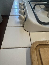 Die Küche hätte mal eine Grundreinigung nötig, Fotos vom Kühlschrank ersparen wir gerne.