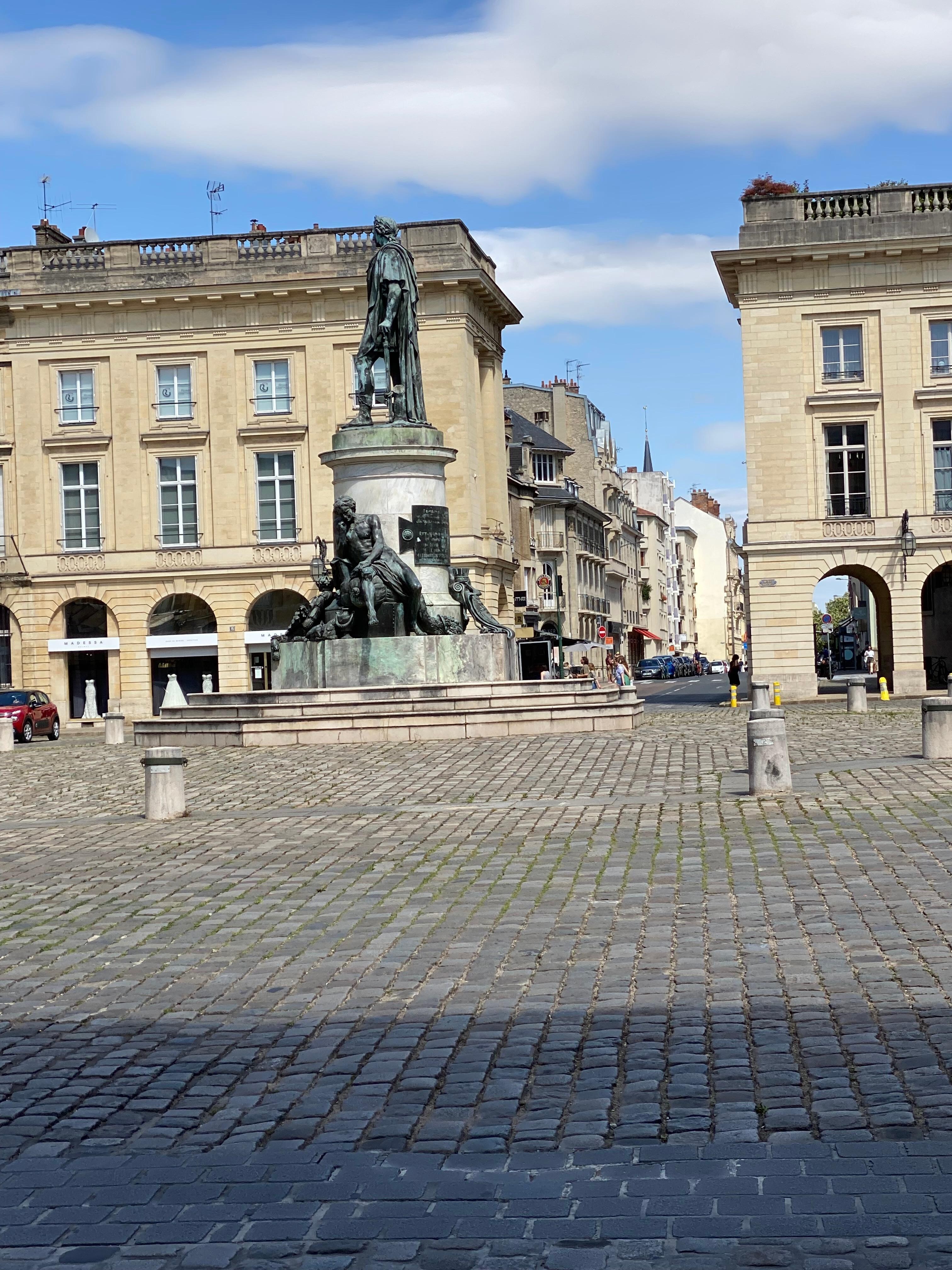 Strax utanför hotellet