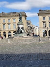 Strax utanför hotellet