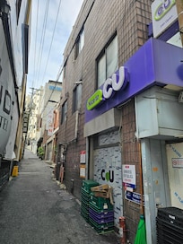 ホテル手前角にコンビニあります。