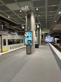 Ta trapporna eller hissen längst bort och gå upp till exit som ligger bredvid hotellet