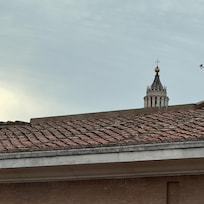 A ponta da Basilica de Sao Pedro, a proximidade do hotel do Vaticano foi o motivo da minha escolha. Fica a dois quarteirões da praça do vaticano. Gistei muito da praticidade de entrar no prédio com um cartão e leitor digital a porta