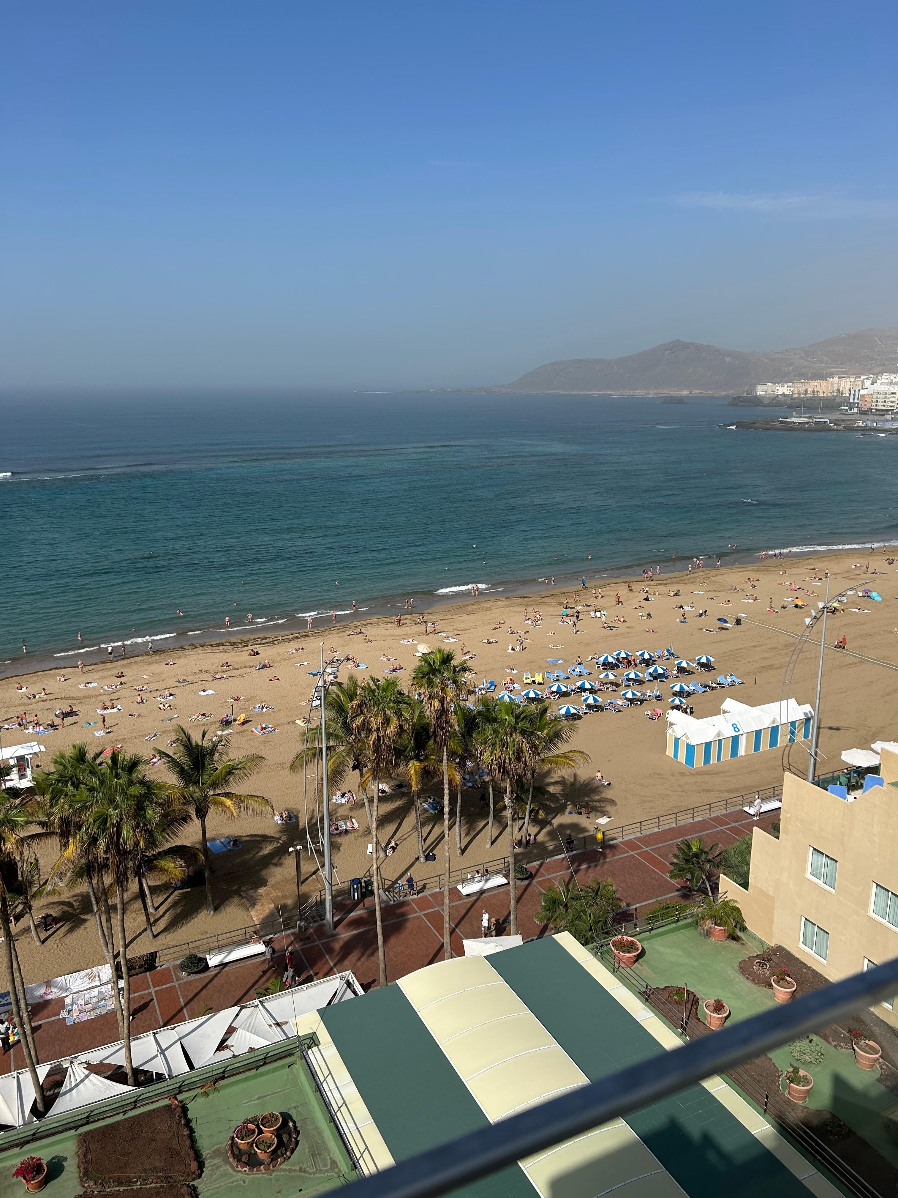 Utsikten fra 8 etg fra bassenget, Her regjerte håndkle mafiaen fritt.