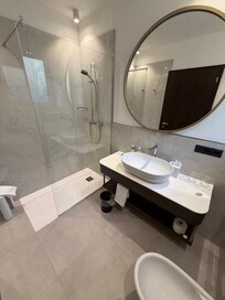 große bodengleiche Dusche