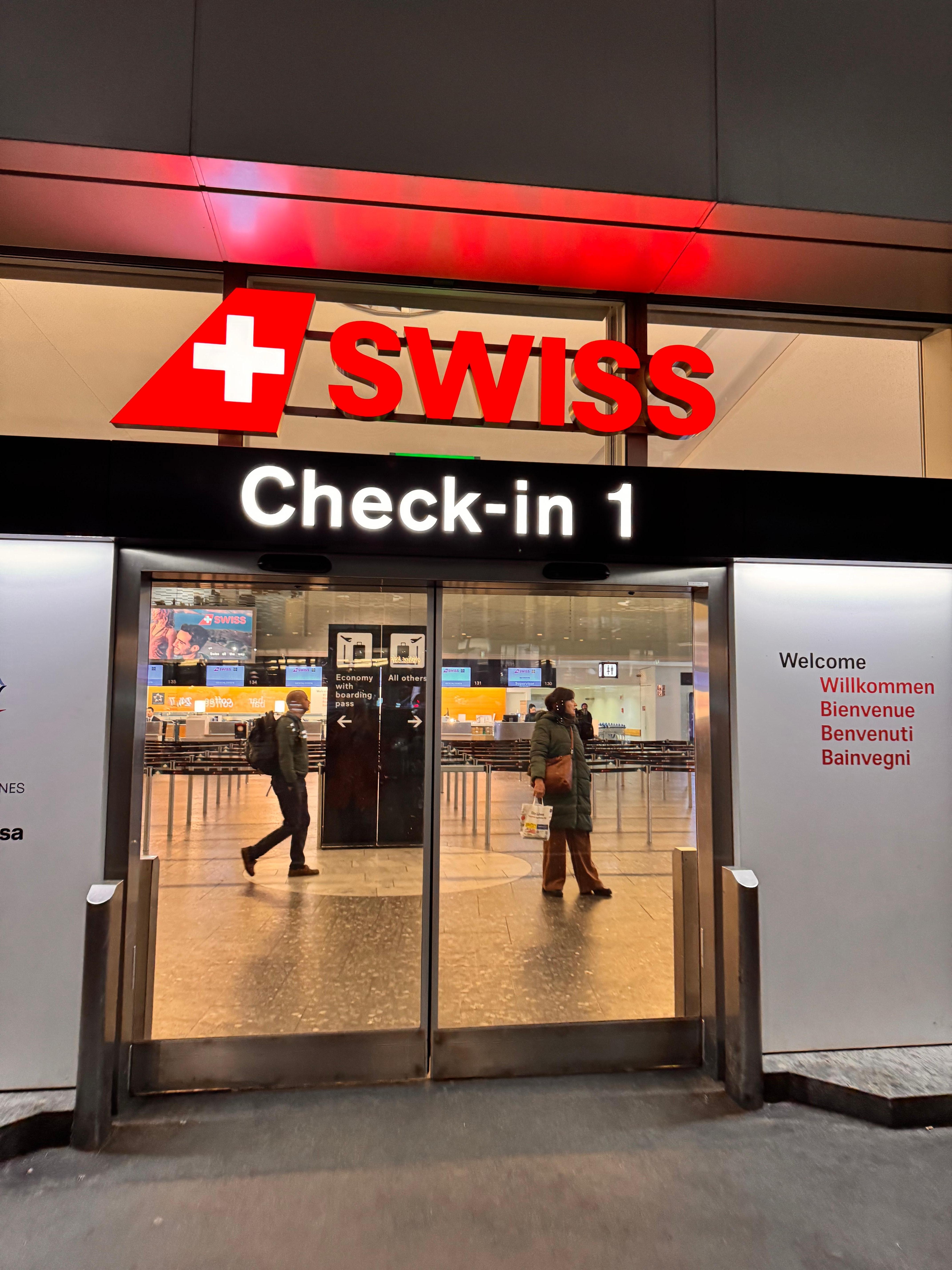Lage: direkt gegenüber 
Check-in 1
