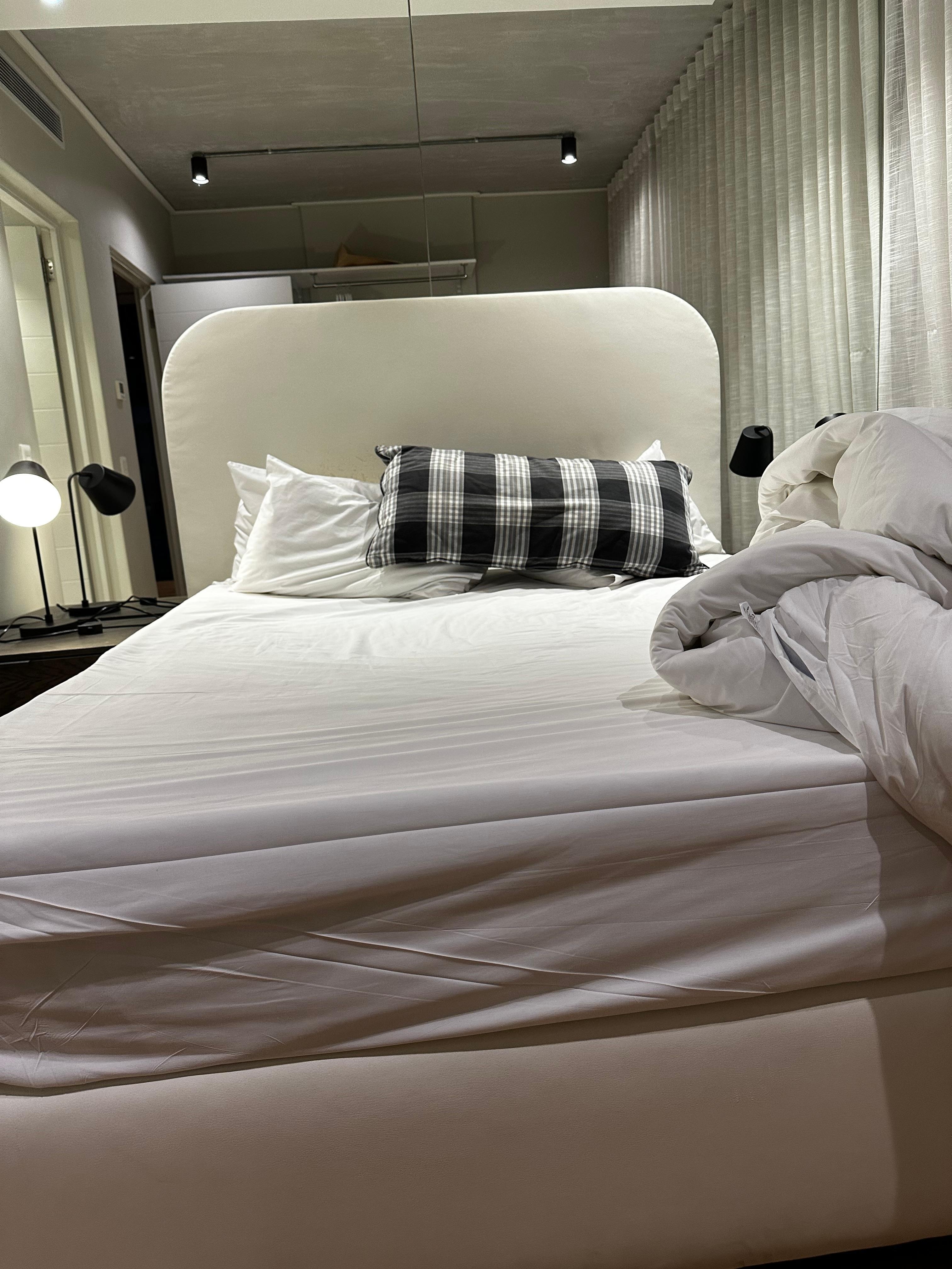 The mattress was broken?? I don’t know but there was a significant dip around the edge