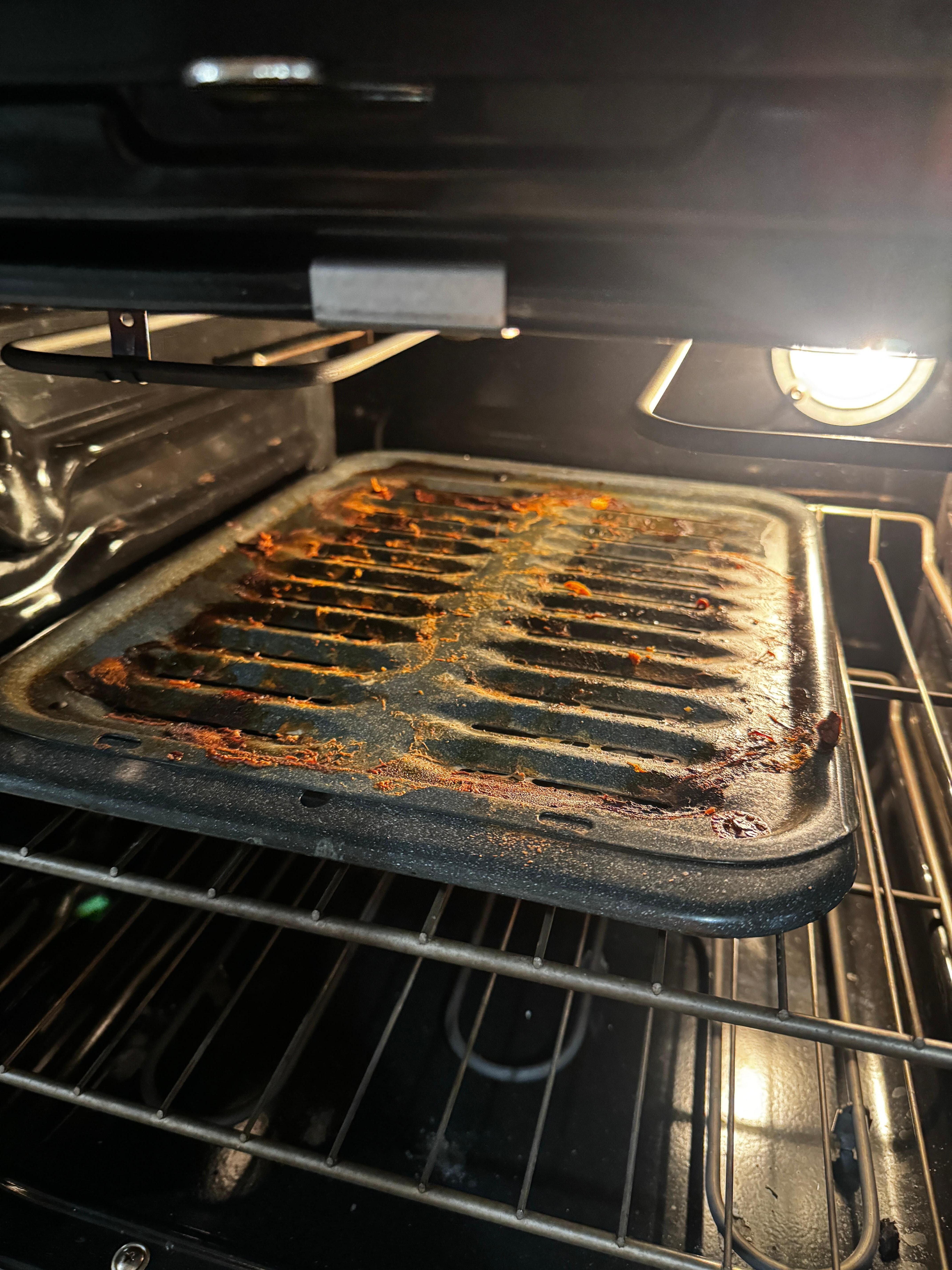 Dirty oven tray from previous guests 