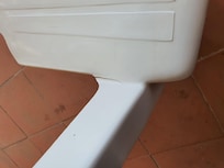 Alle Plasiksessel auf der Terasse sind gebrochen und haben Risse