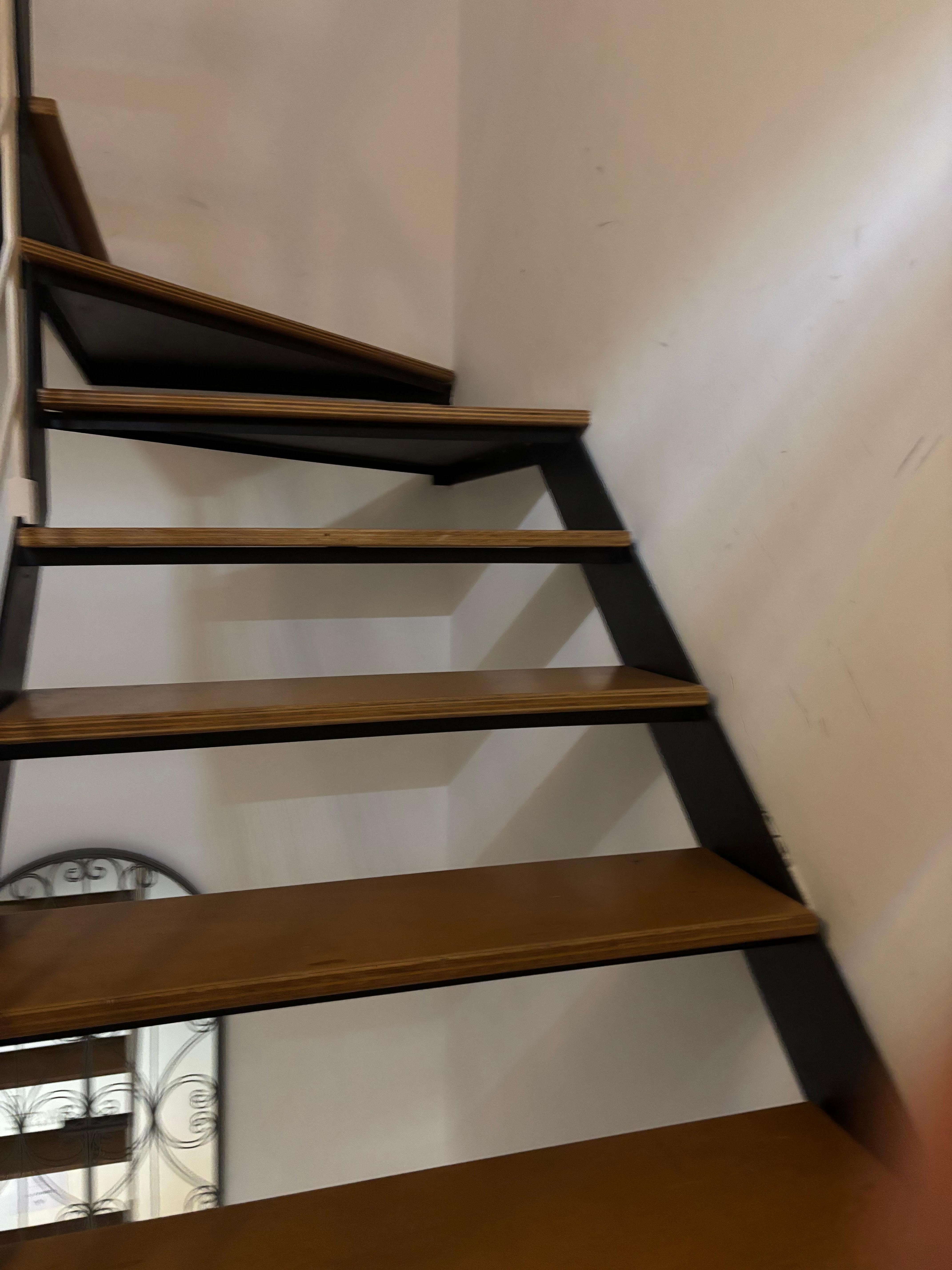 Escada de acesso ao quarto 