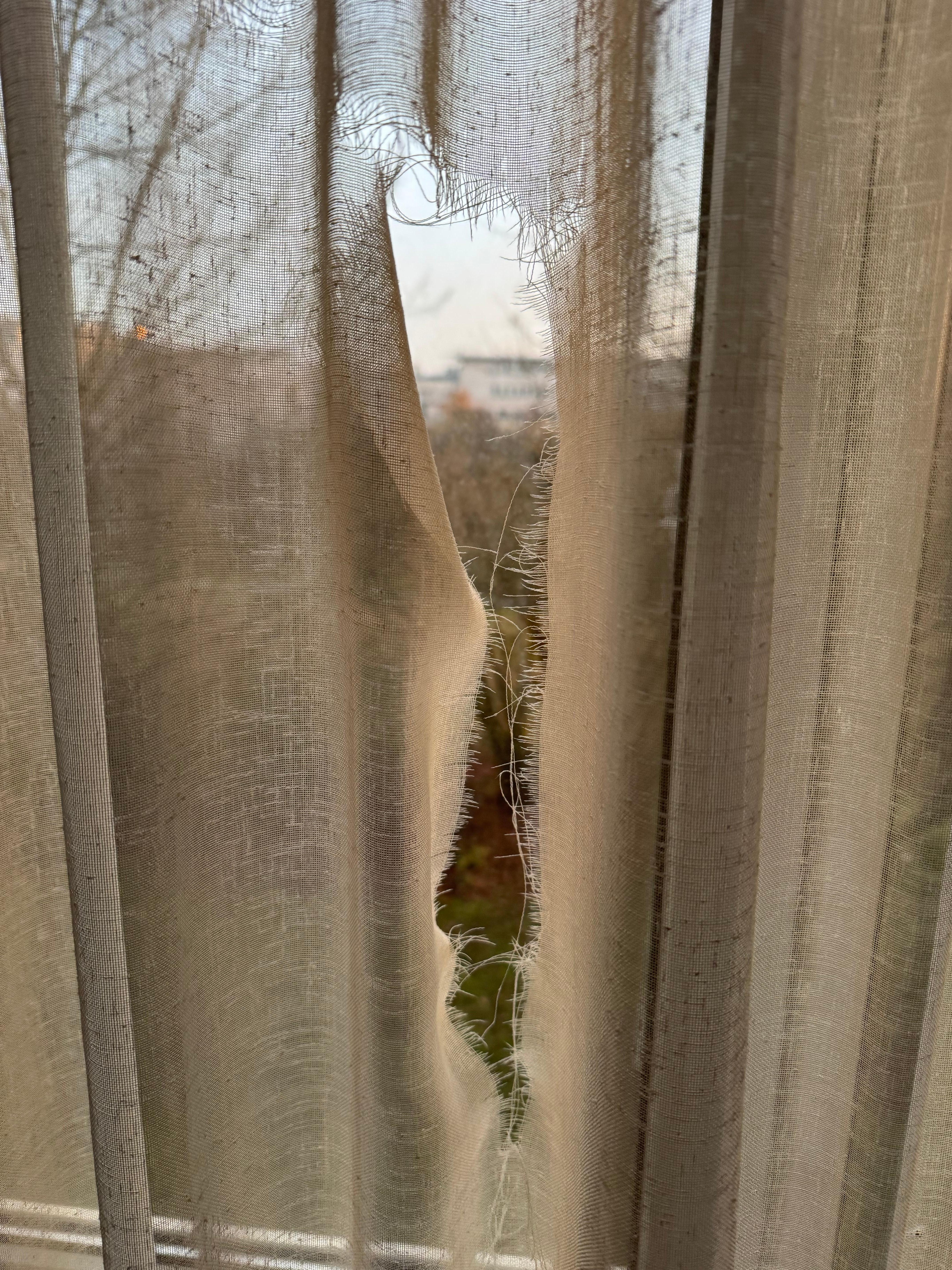 Gerissene poröse Gardine