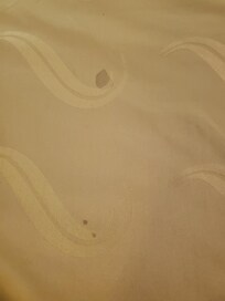 Tâches sur le dessus de lit