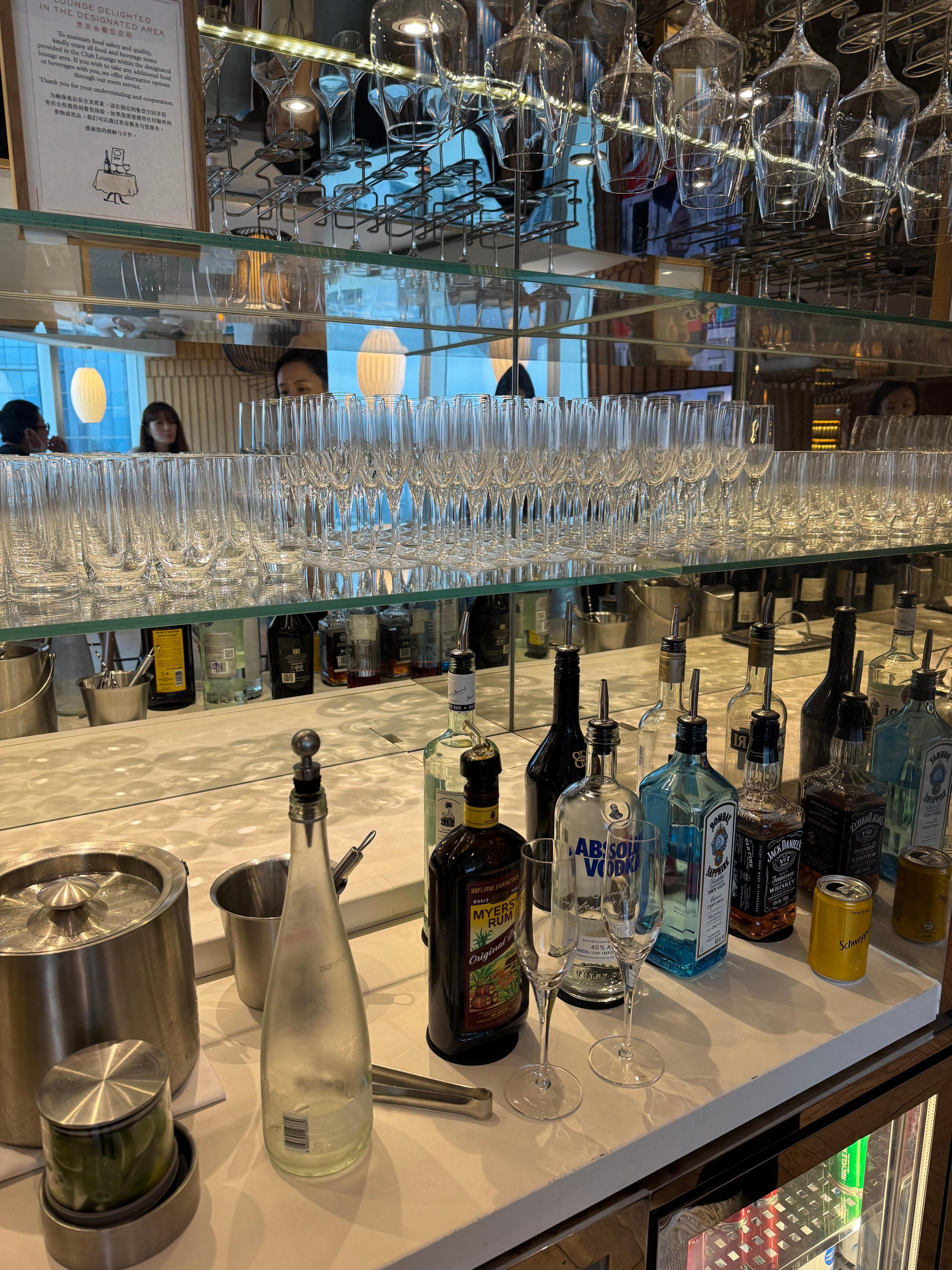 Self serviced cocktail table