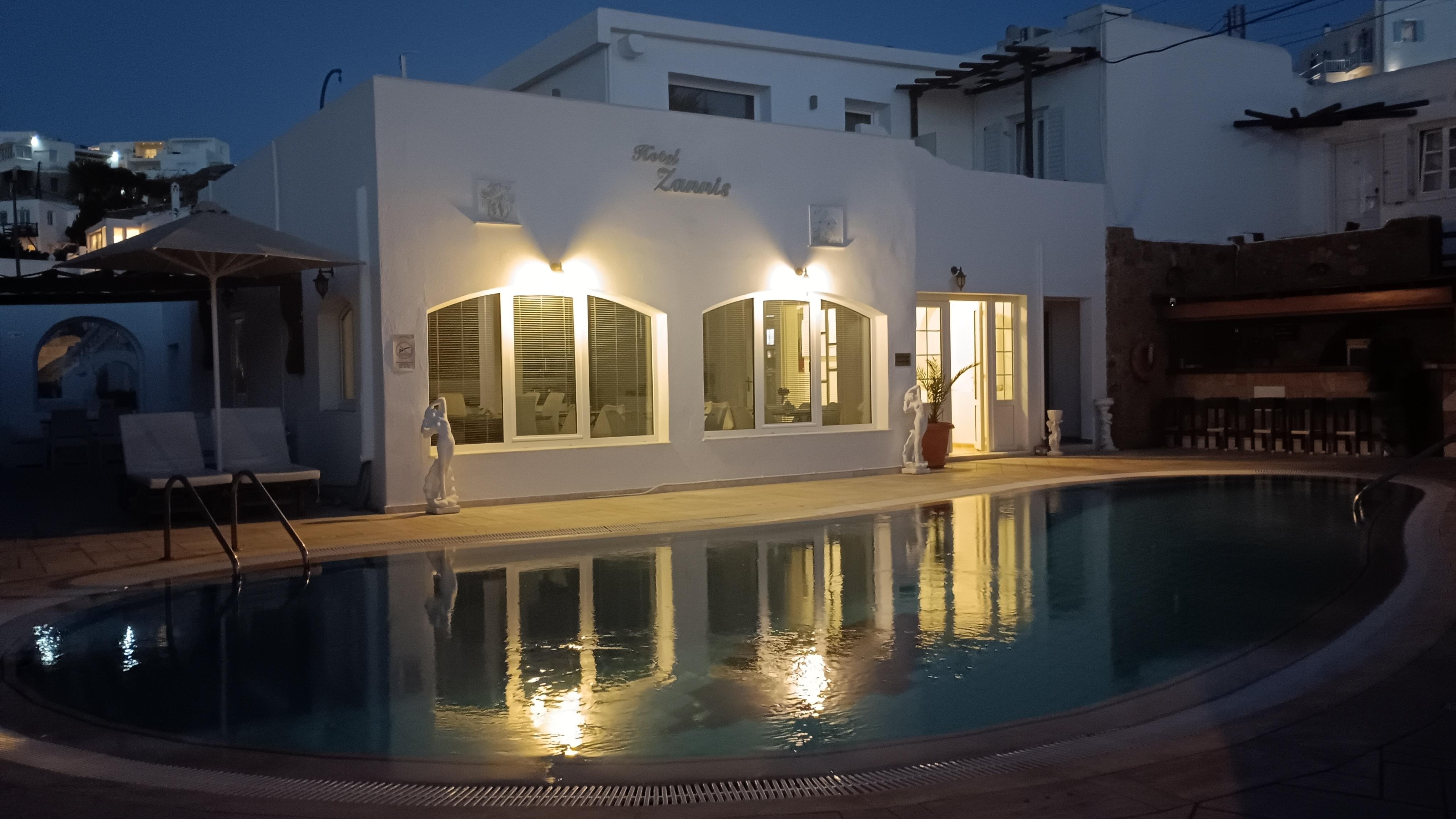 ホテルのプール