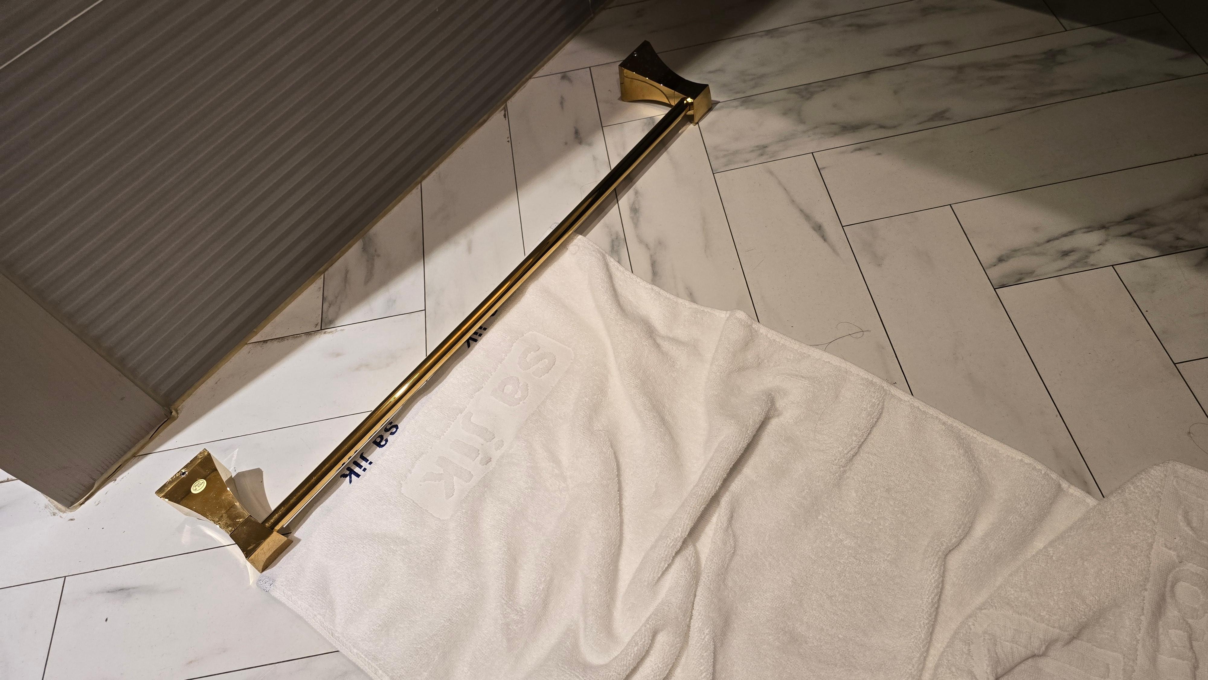 걸려있는 척 있던 수건걸이가 떨어졌음