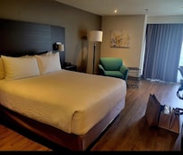 Older hotel, but clean and well located.
Outdoor swimming pool in summer.
Good breakfast