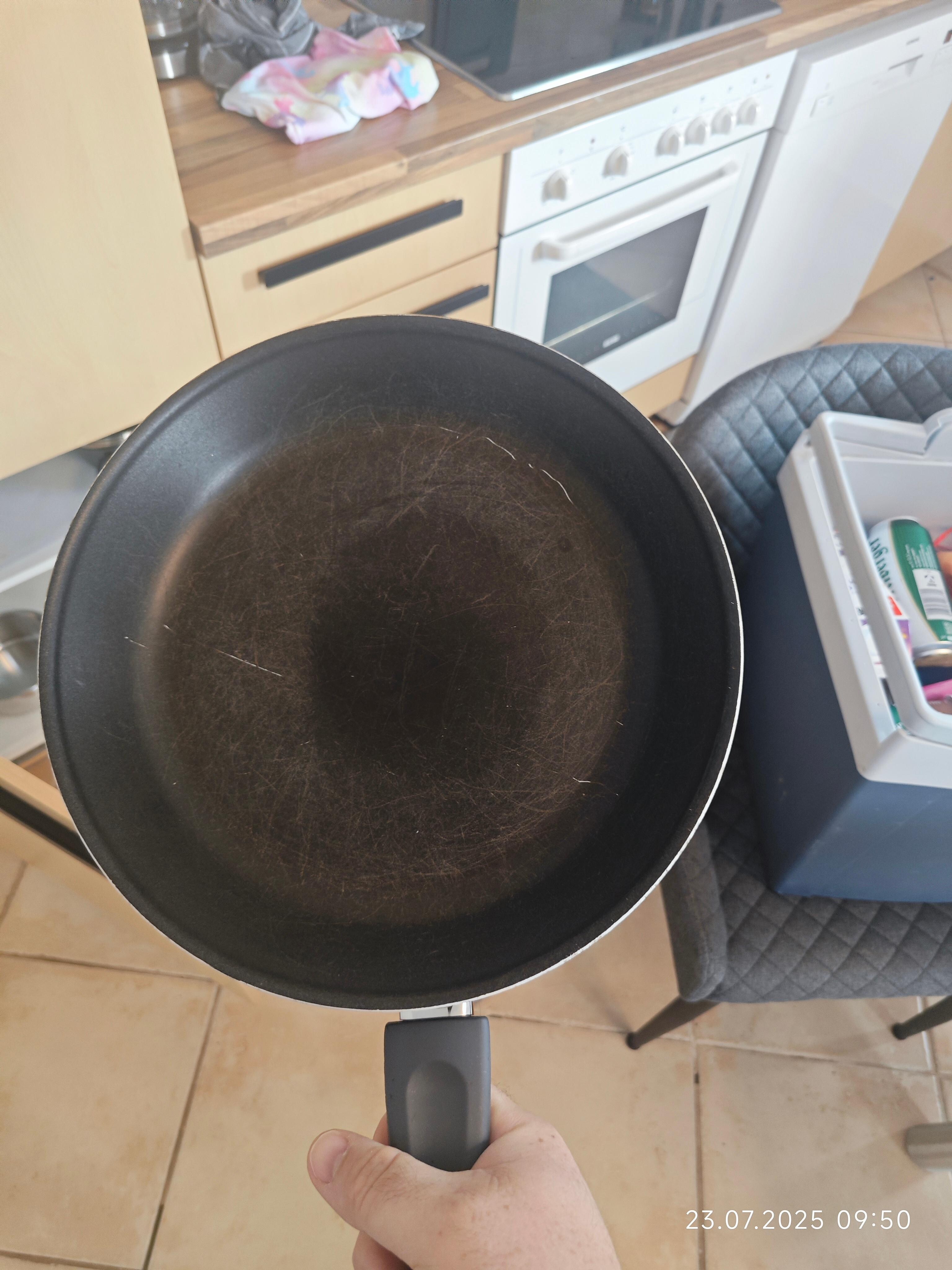 Beschichtung in der Pfanne völlig kaputt. 