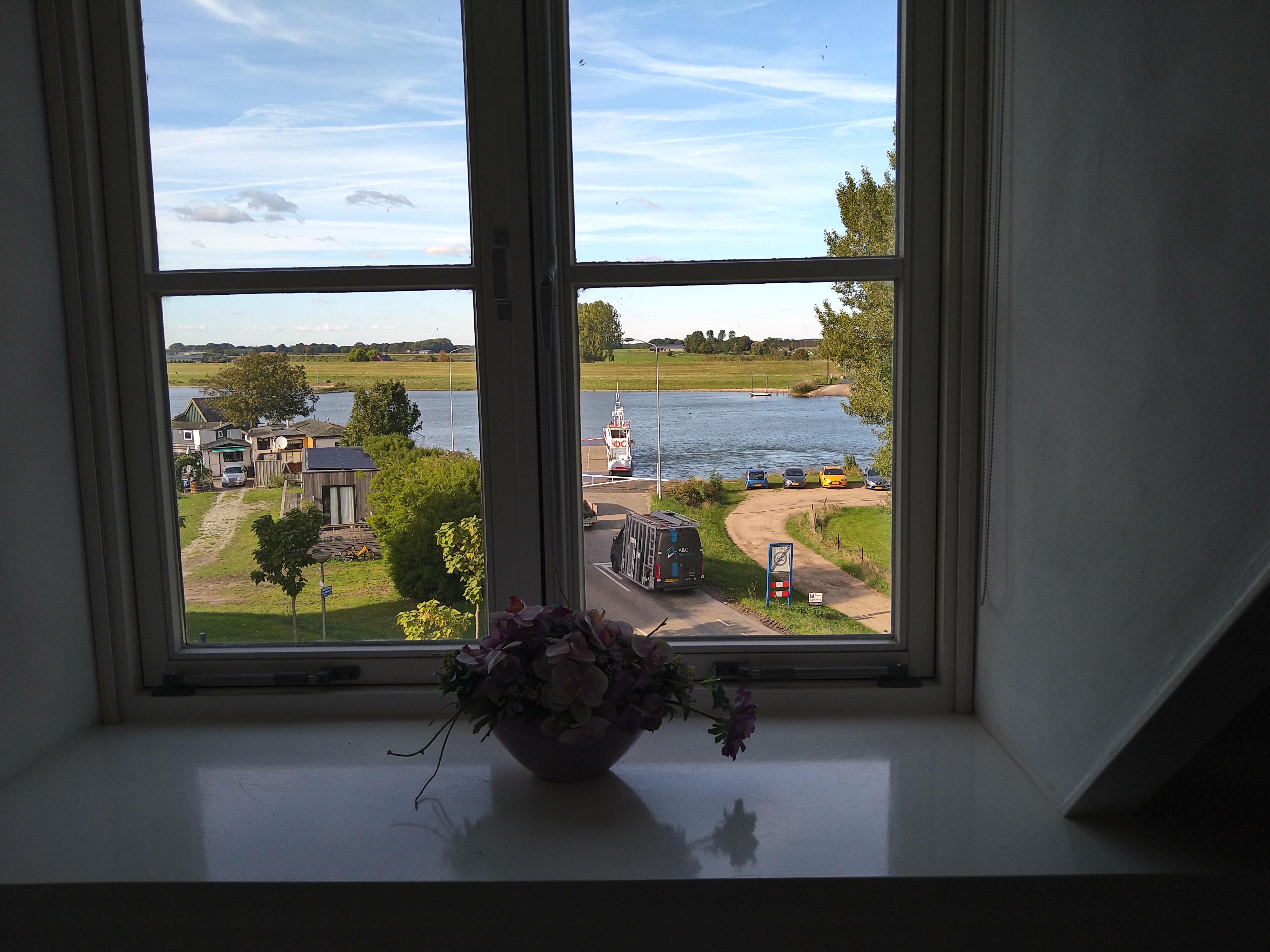 Foto fra vinduet ud over floden