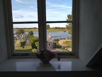 Foto fra vinduet ud over floden