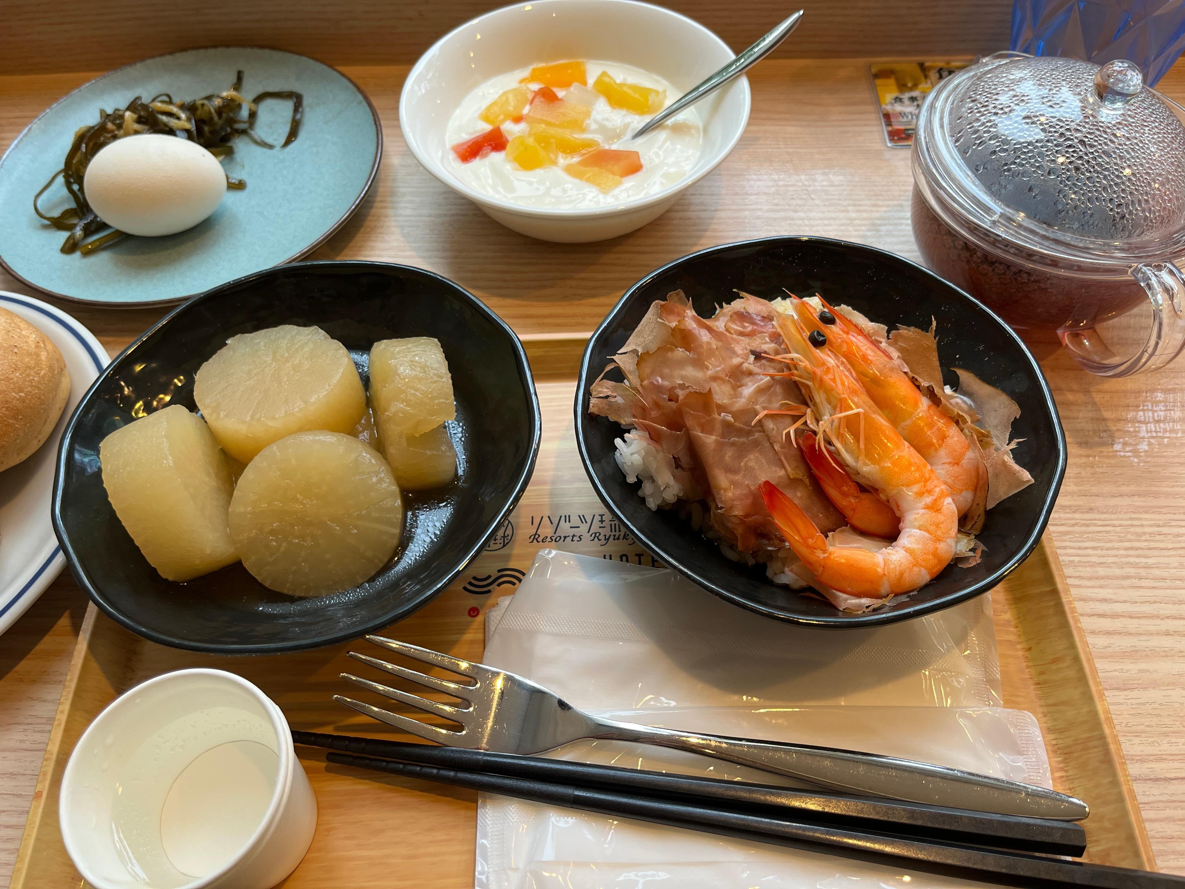 おでんや海鮮丼。
体を冷やしたくなかったので私は食べなかったのですが、新鮮なサラダコーナーがありました。
写真には写っていませんが、朝から赤ワイン🍷を飲めたのが嬉しかったです。