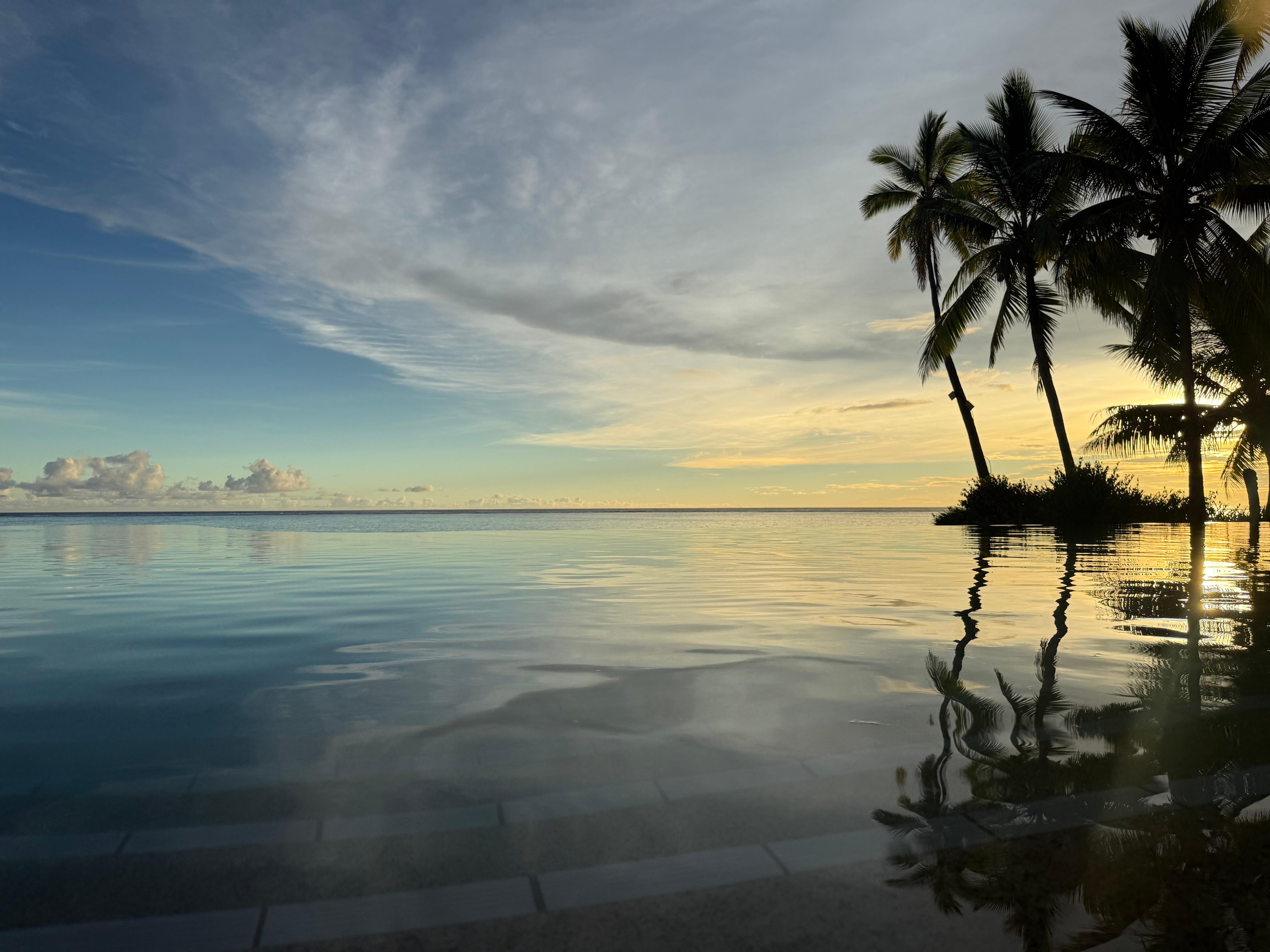 夕日が綺麗なプールサイド