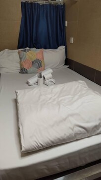 2人では寝返りも打てないほど、狭いベッドでした!