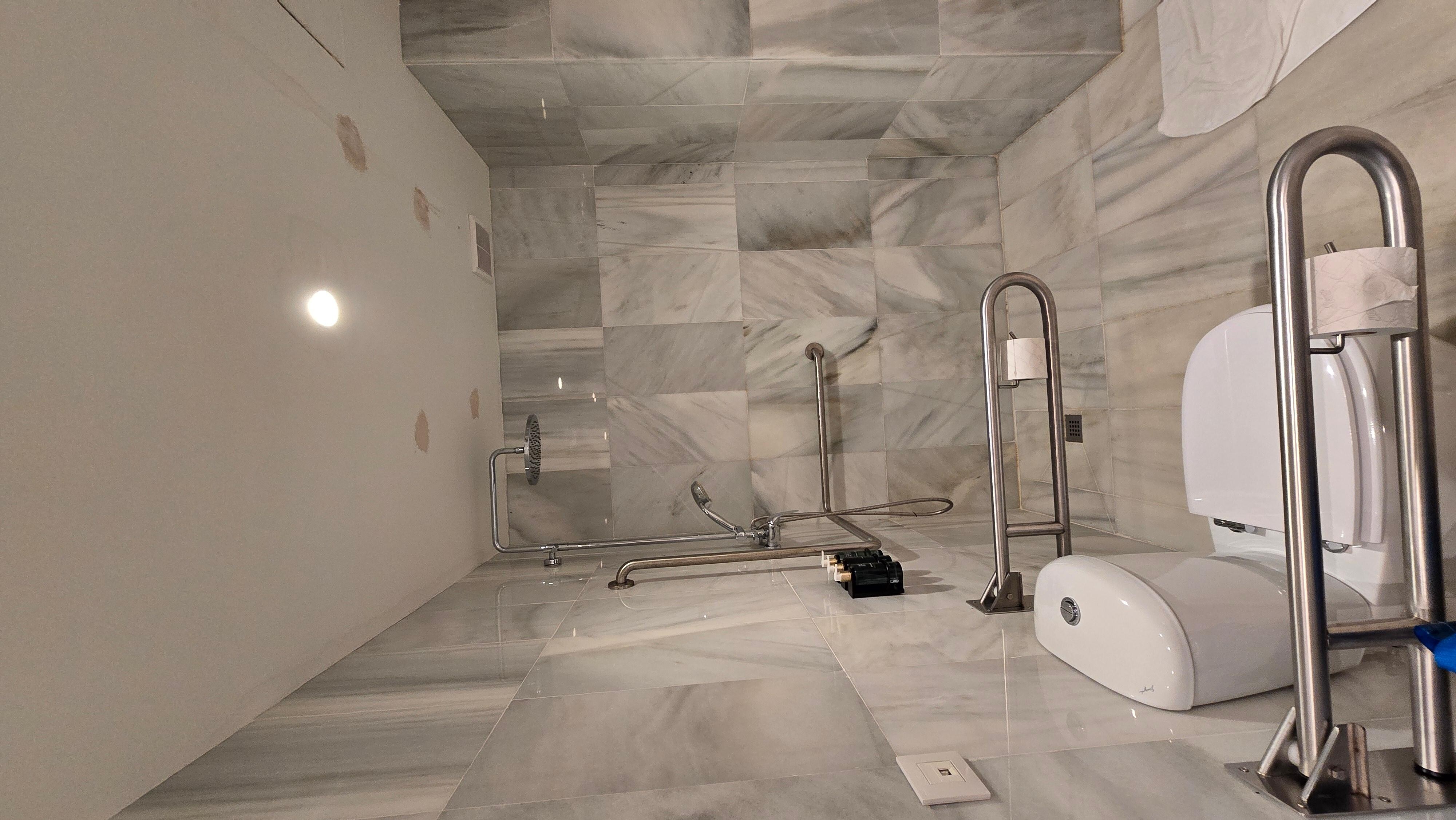 Badezimmer mit stark tropfender Decke
