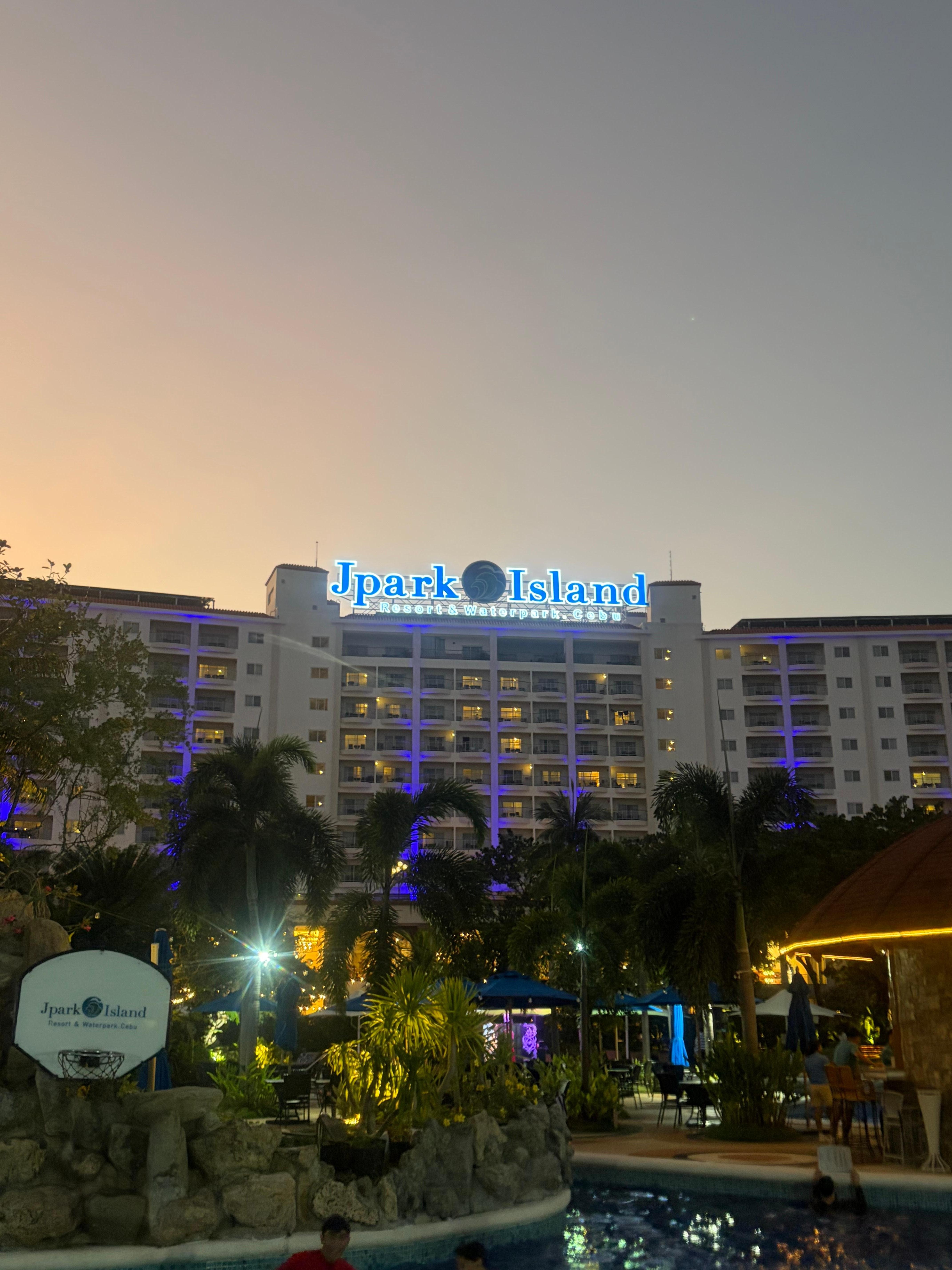 22時までナイトプールに入れます