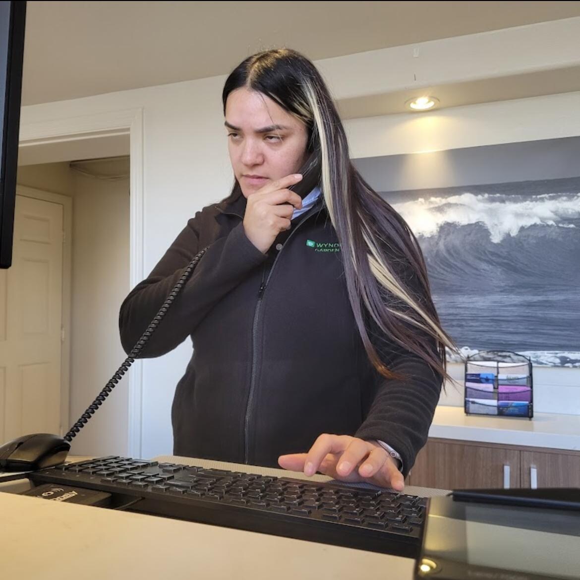 This is the front desk host that was being a good host, very rude, no customer service skills, if it wasn’t becuz of this lady the hotel would gotten a great reviw
