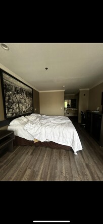 La cama está así porque hicimos check out, pero estaba impecable muy grande. Tele, nevera, champús…