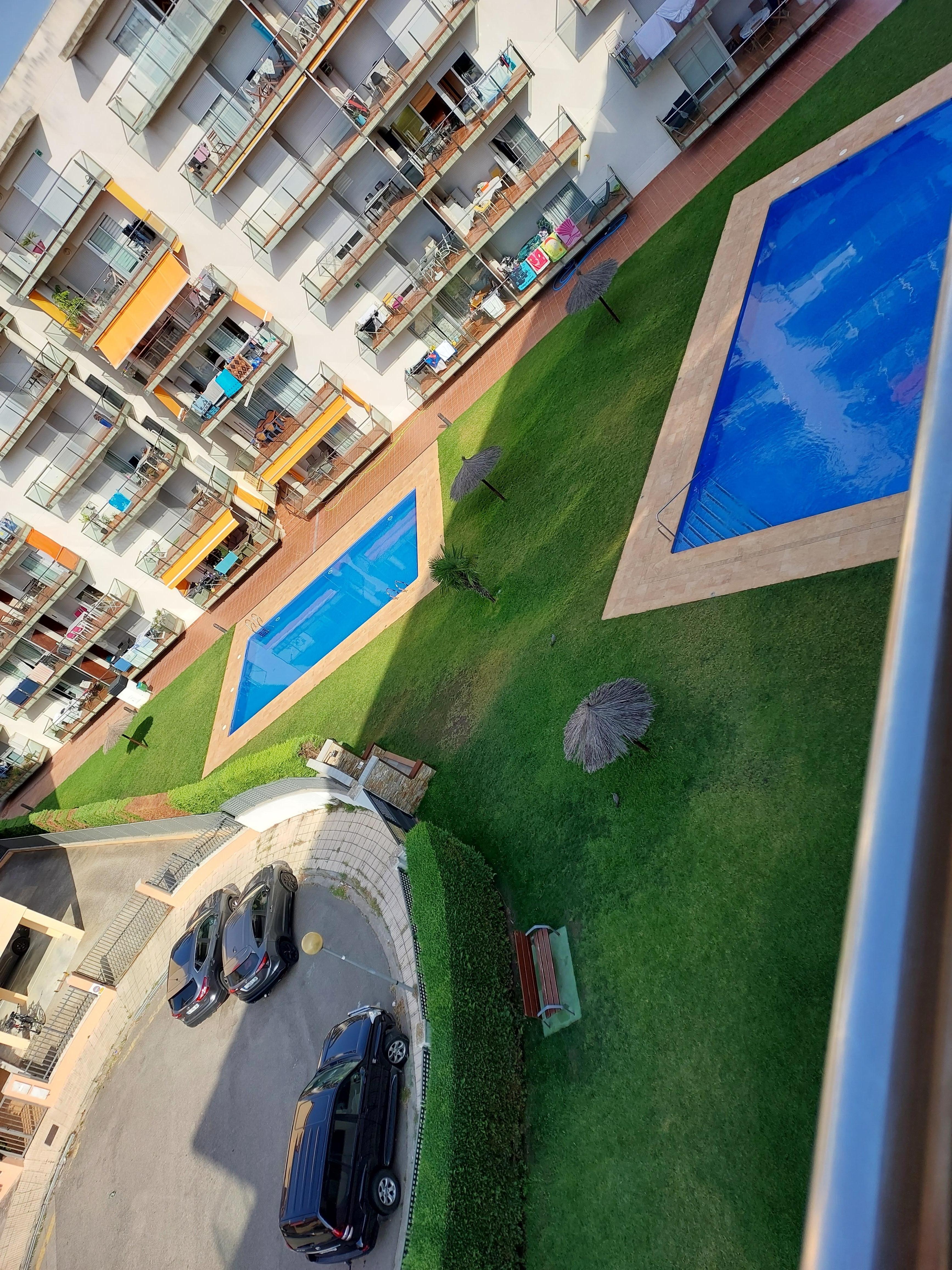 Es sind 2 große Duschen und in der Mitte eine Fußdusche. Alles komplett gefliest.