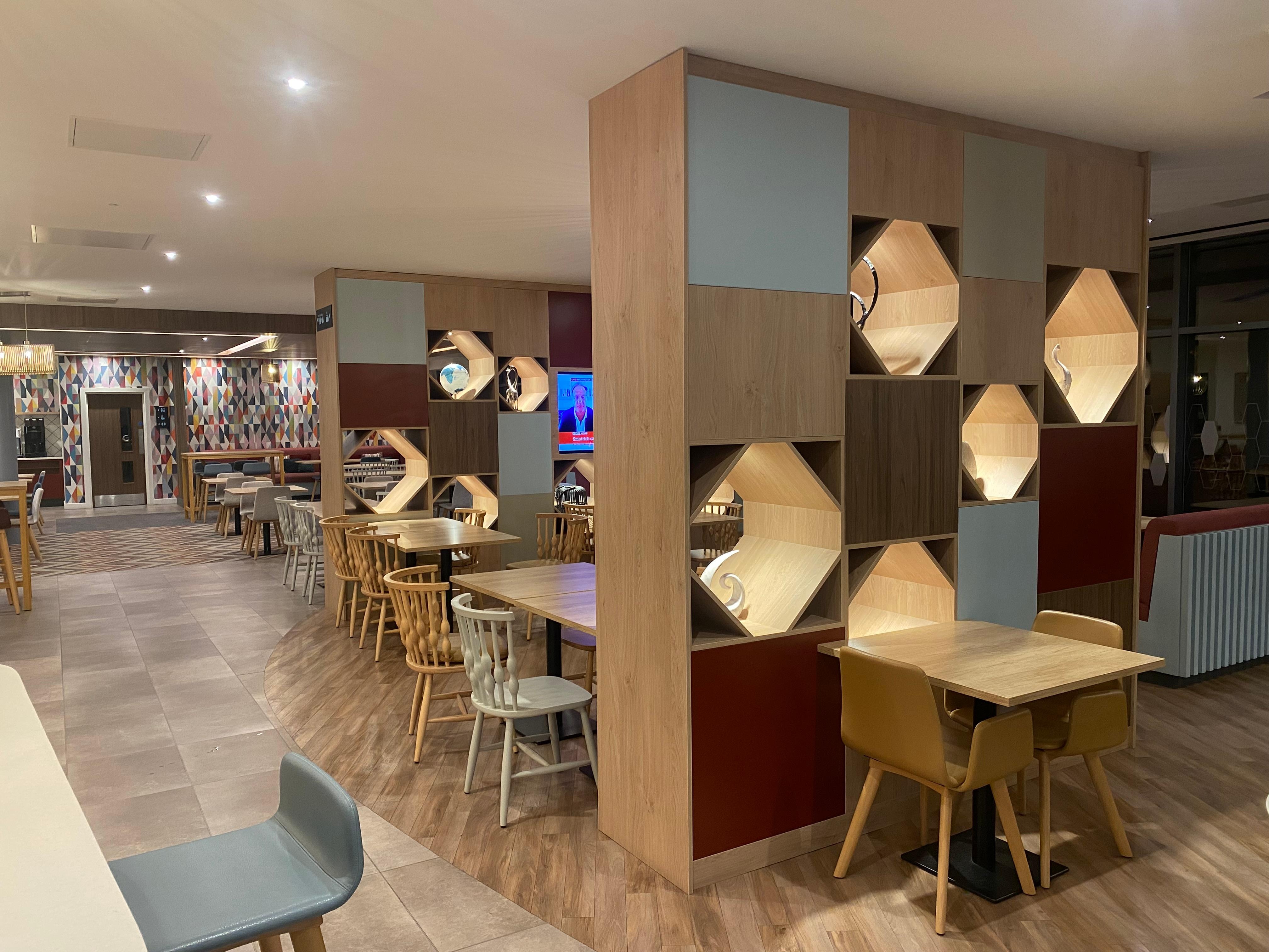 Lobby mit Bar und Restaurant