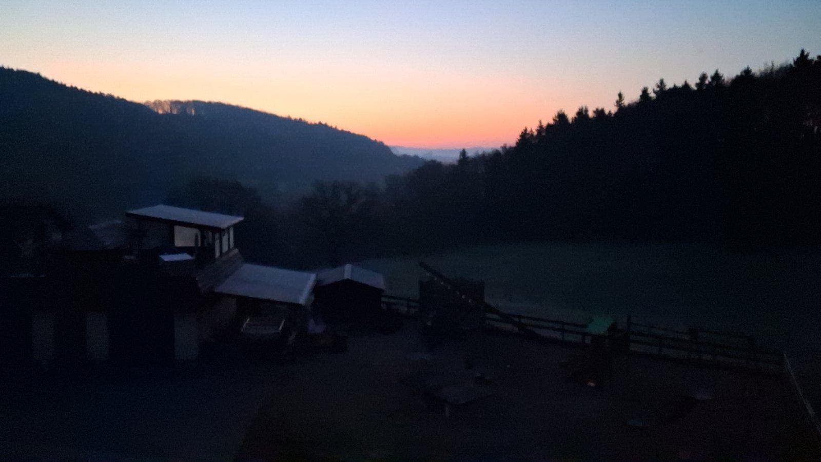 Kurz vor Sonnenaufgang vom Balkon der großen Wohnung im Haus Weitblick