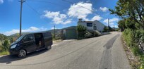 Unser ausgepackte Bus vor dem Haus
